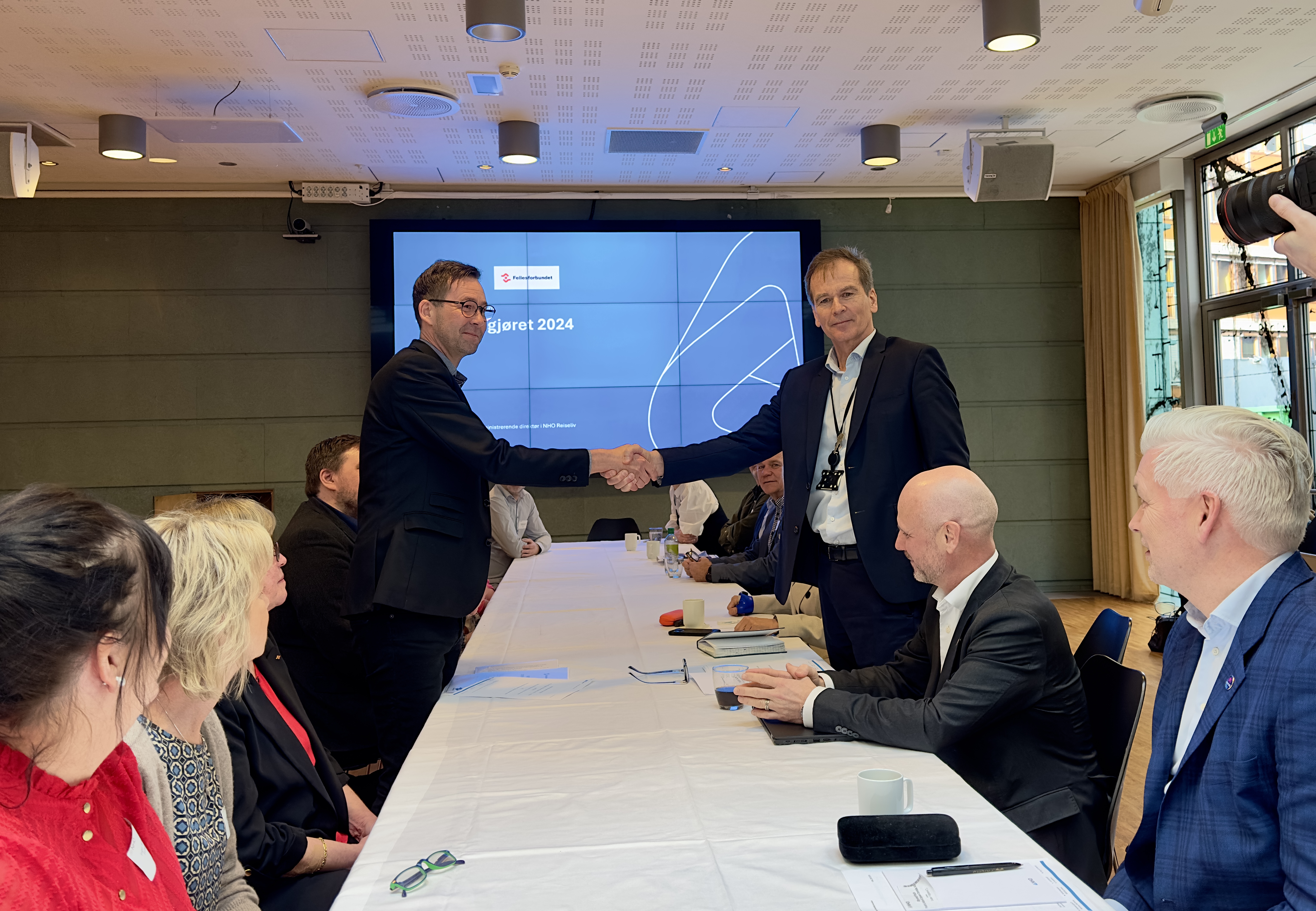 Med dette h&aring;ndtrykket er &aring;rets forhandlinger mellom Fellesforbundet og NHO Reiseliv i gang. Her er Fellesforbundets forhandlingsleder Clas Delp og NHOs forhandlingsleder Magne Kristensen.