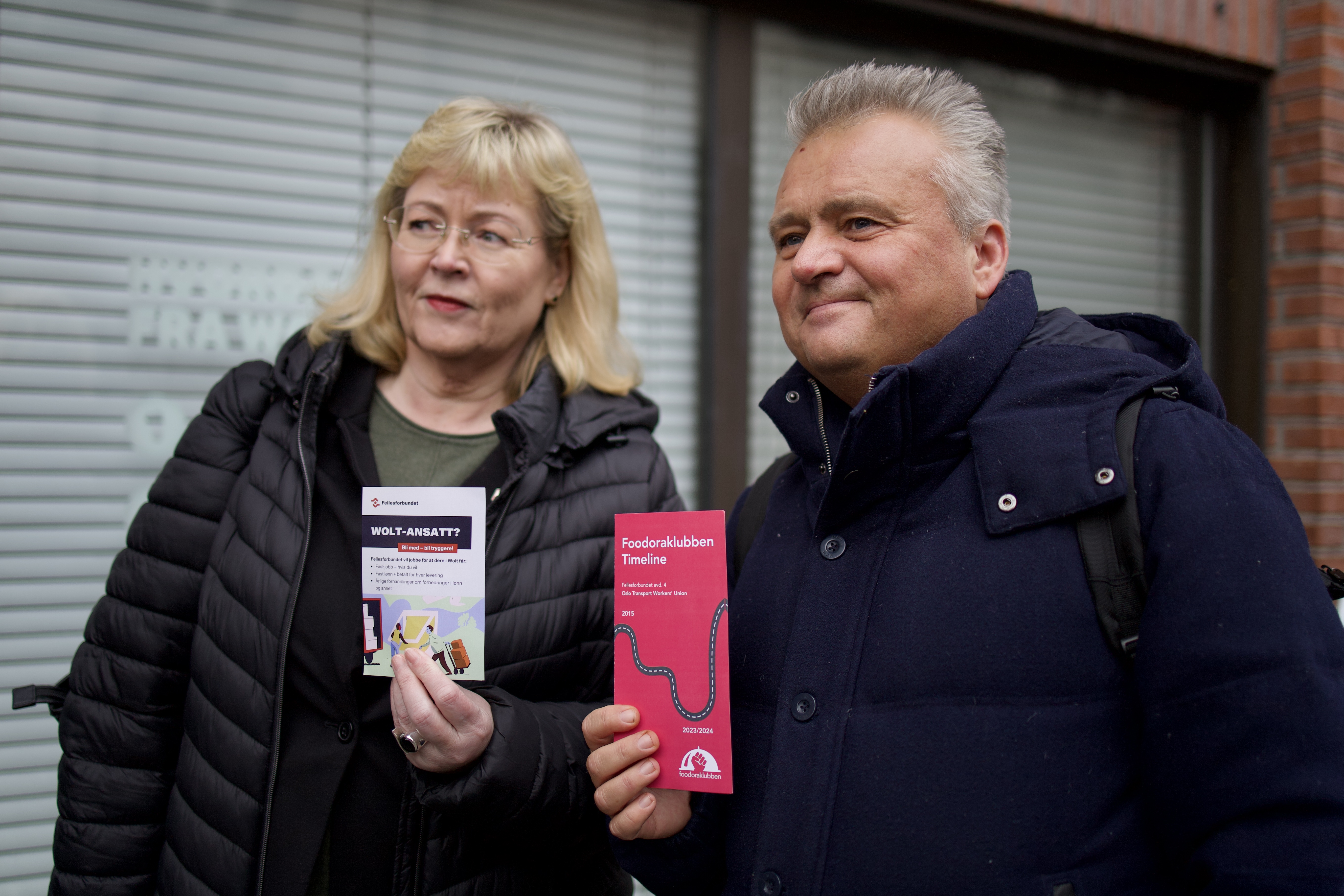 Trude Tinnlund og J&oslash;rn Eggum fra henholdsvis LO og Fellesforbundet i gang med utdeling av l&oslash;pesedler til Wolt-sj&aring;f&oslash;rene.