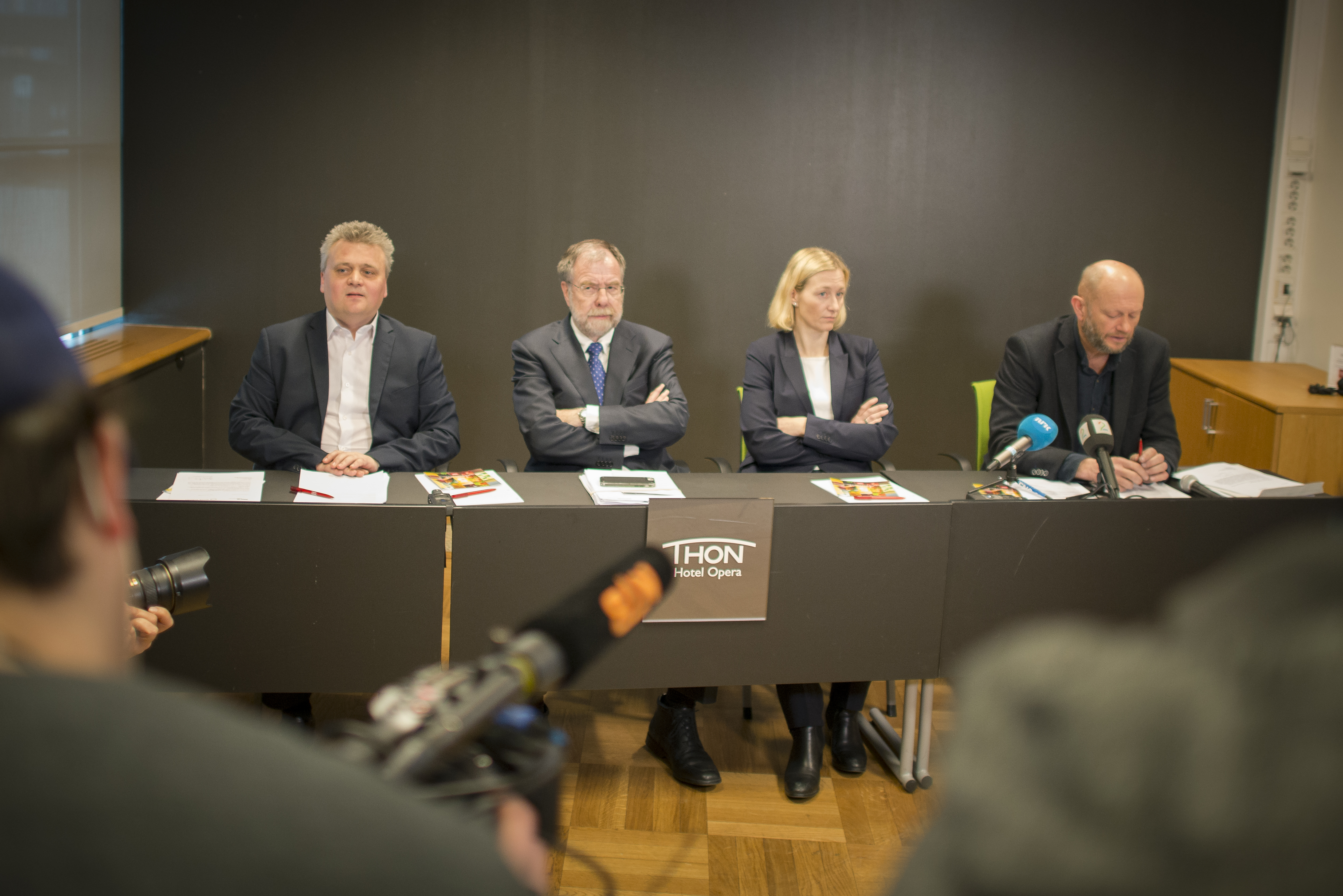 ENIGHET I FRONTFAGET: Forbundsleder Jørn Eggum, riksmekler Nils Dalseide, mekler Kine Steinsvik og administrerende direktør i Norsk Industri Stein Lier Hansen